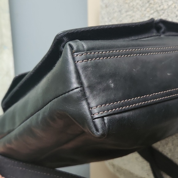 •Fossil Crossbody - Picture 6 of 16